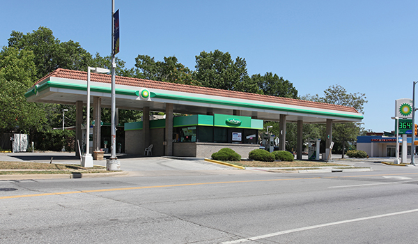 photo of gas station.
